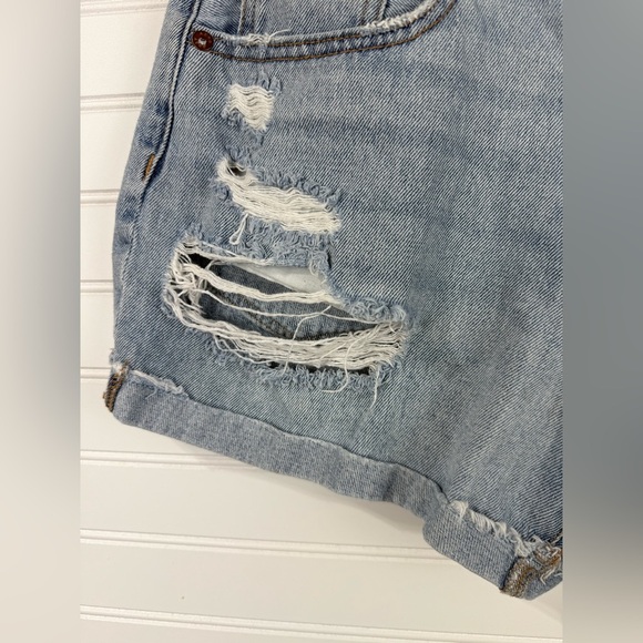 Aeropostale women’s light wash distressed holes, cuffed mom short. Size 6 - Picture 3 of 6